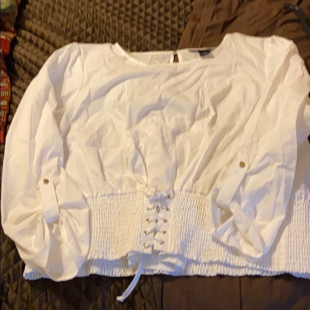 Cute white top with elastic bottom at waist